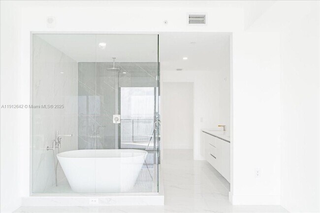 Building Photo - 700 NE 24th St