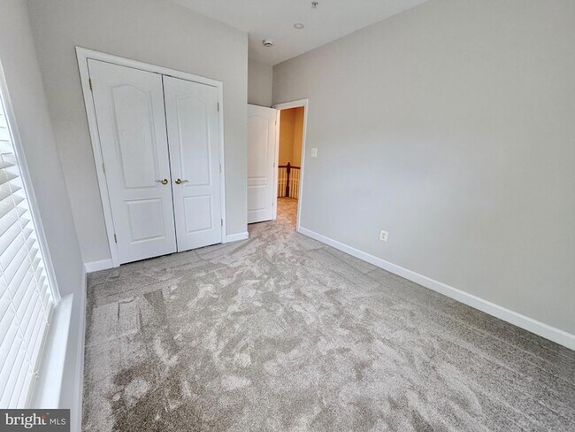 Building Photo - 300 Garden View Square