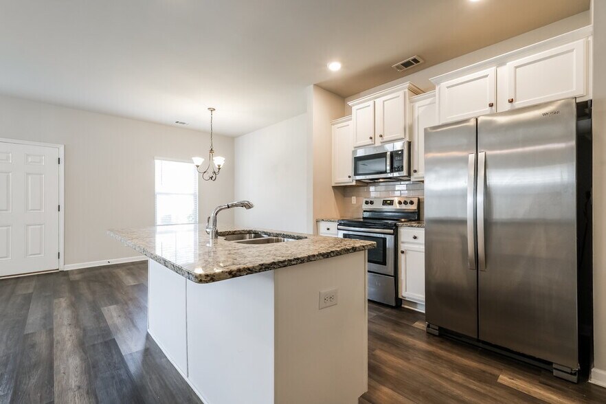 Building Photo - 140 Magnaview Dr