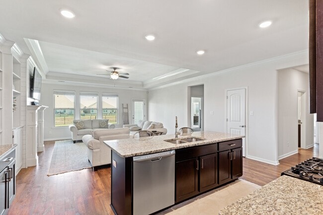Living room/kitchen - 388 Lakeshore Vlg E