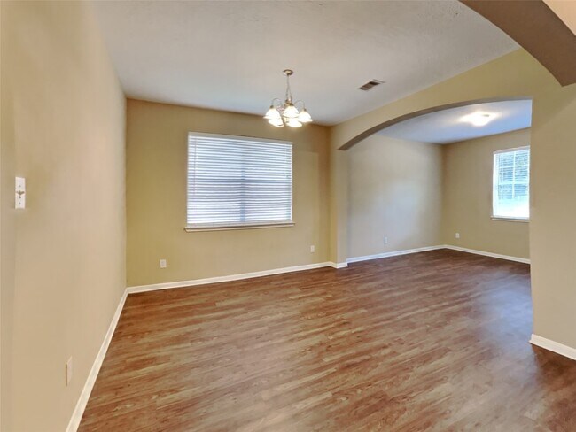 Building Photo - 912 Summer Wood Blvd