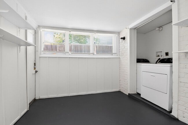 Building Photo - Lovely Two Bedroom Condo in Cotswold!