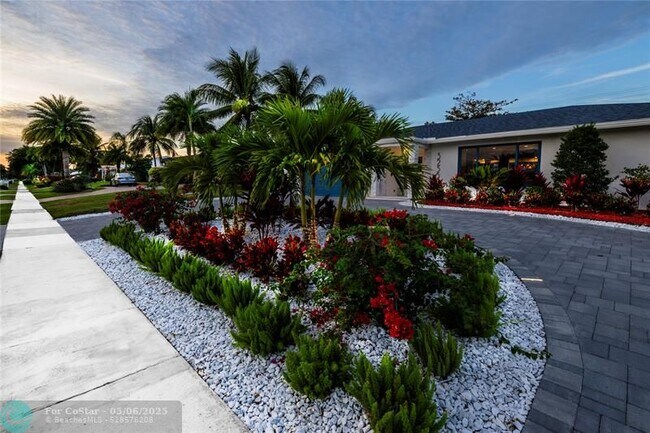 Building Photo - 3255 Lakeview Blvd