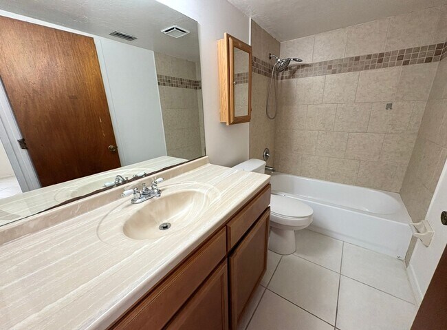 Building Photo - 1st Floor Apartment with Pool, Tennis Court & More in North Fort Myers