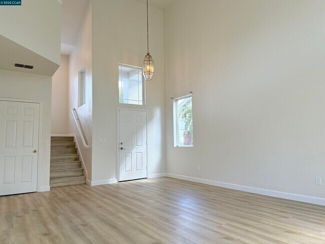 Building Photo - 815 Spring Mountain Ln