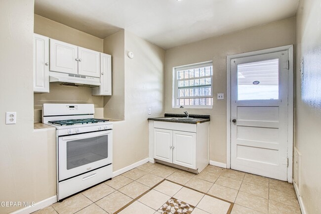 Building Photo - 1611 N Kansas St