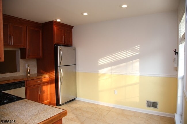 Building Photo - 292 Penns Way