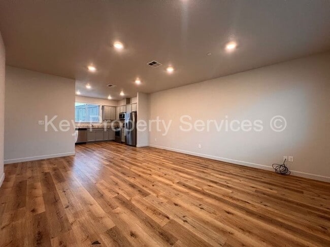 Building Photo - Woodland Townhome with Huge Tandem Garage