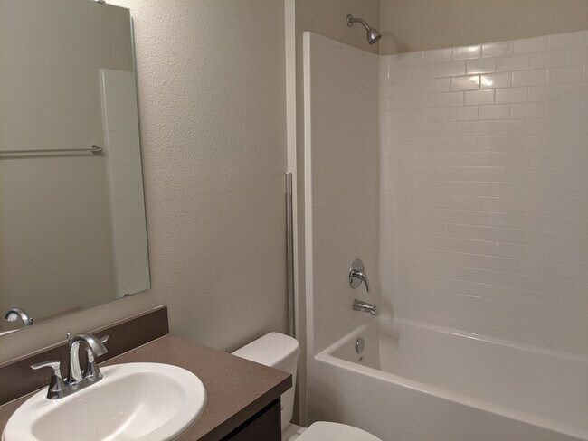Building Photo - 544 Pinecrest Loop