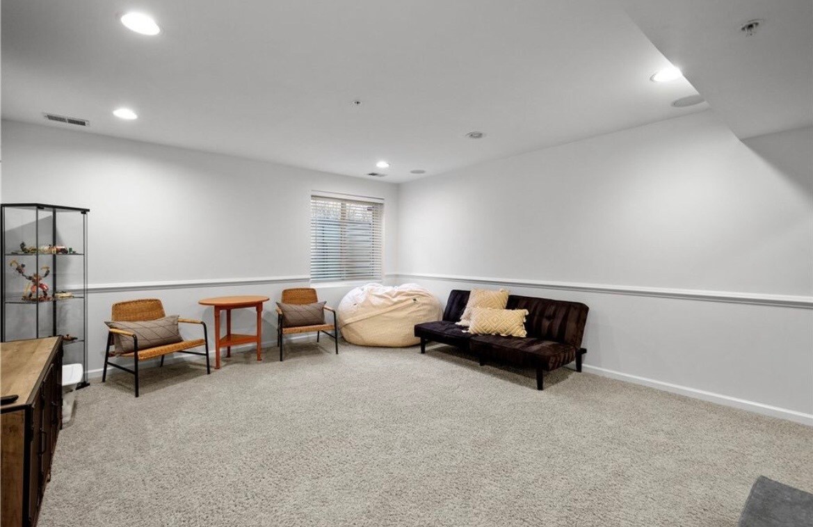 Building Photo - 294 Maple Ridge Dr