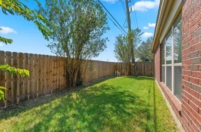 Building Photo - 21 Palm Desert Dr