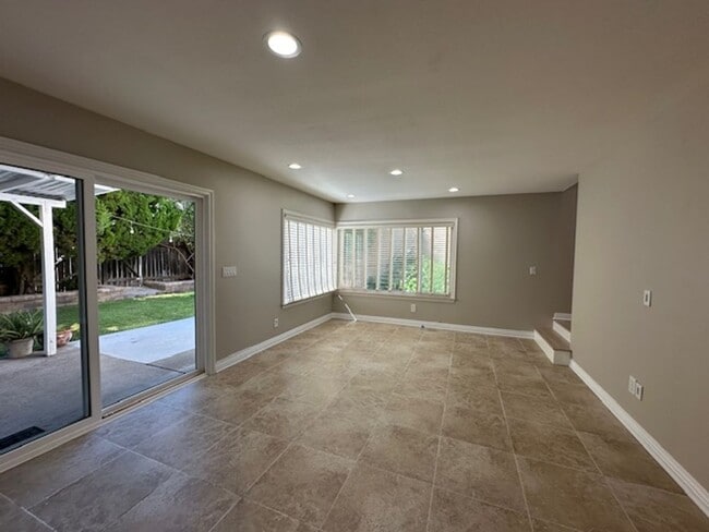 Building Photo - Stunning Newbury Park Home in model condit...