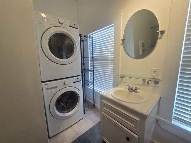 Building Photo - 1119 Broadway Avenue J