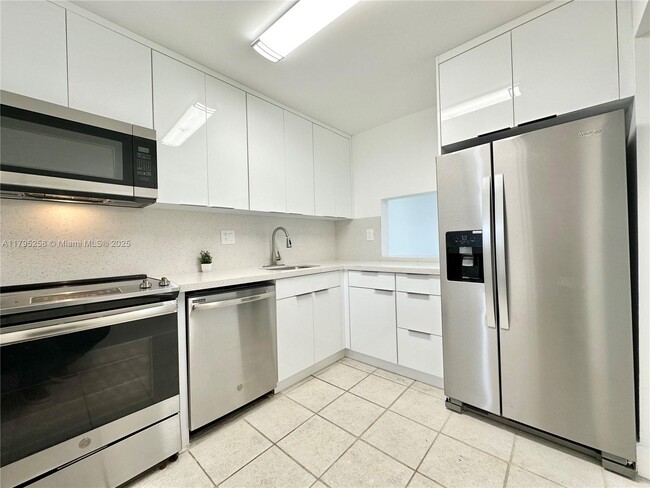 Building Photo - 8051 S Colony Cir