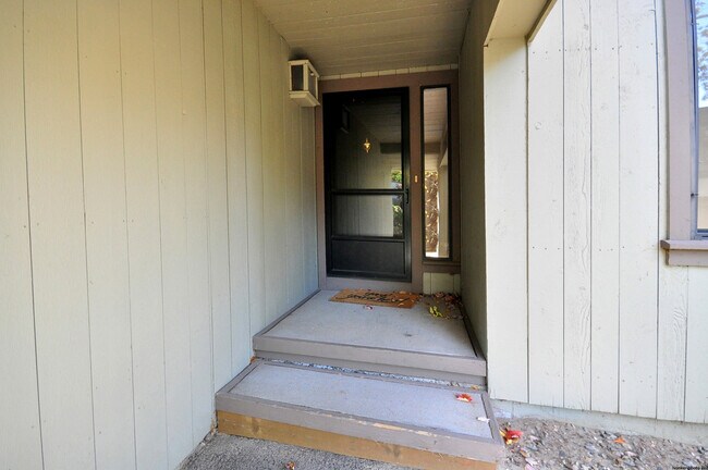 Building Photo - 16 Applewood Ln