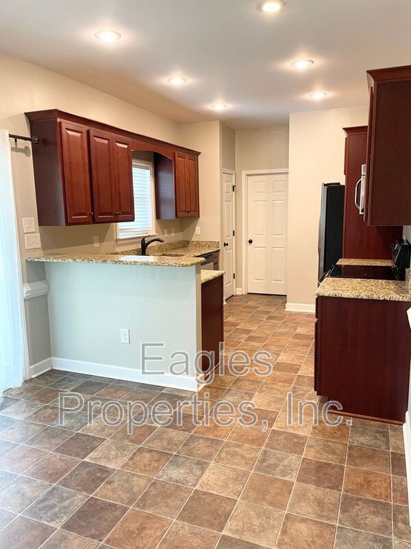 Building Photo - 117 Kenison Way