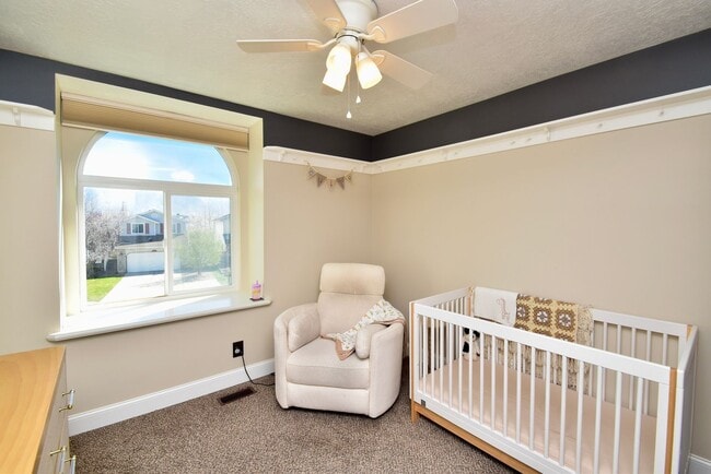 Building Photo - Spacious 4 Bed Murray Home with Huge Private Yard!