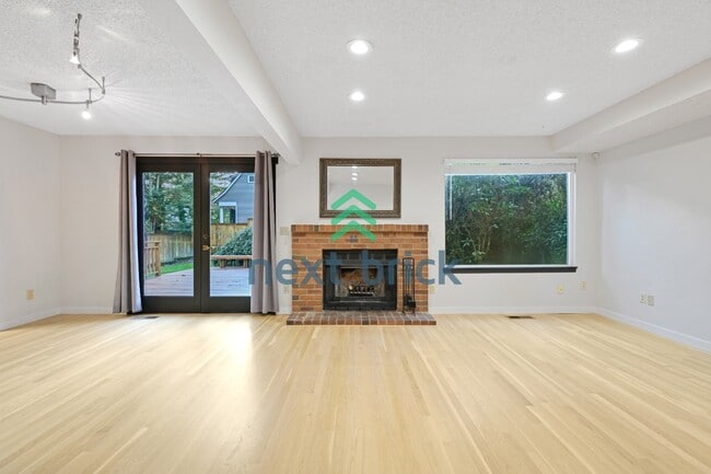 Building Photo - Lake Sammamish View Home with Spacious Decks in Prime Bellevue Location