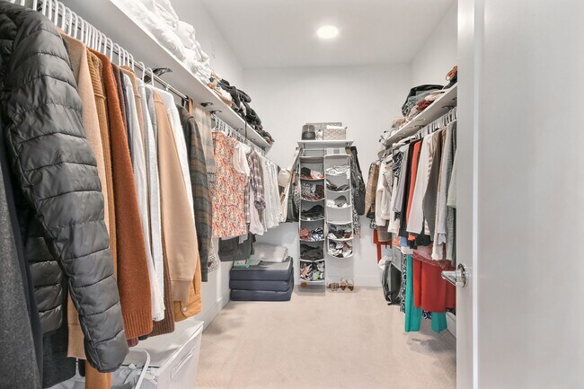 Building Photo - Stunning Modern Townhome in Sammamish!