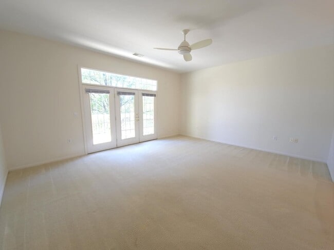 Building Photo - East End Townhouse! Now Available!