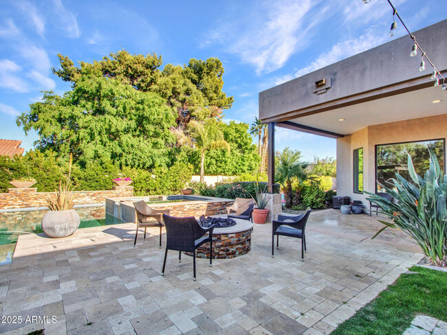 Building Photo - 6031 E Paradise Dr
