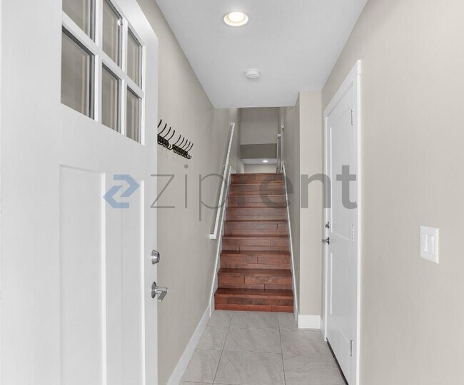 Building Photo - Unit B