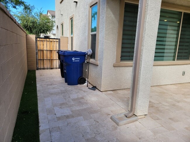 Building Photo - 2754 S Apache Dr