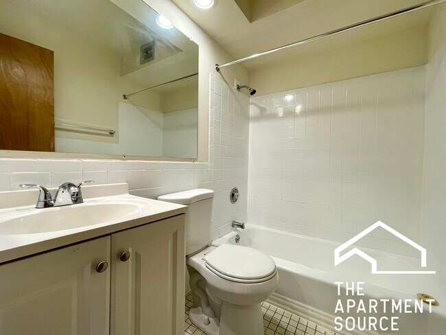 Building Photo - 6002 N Kenmore Ave