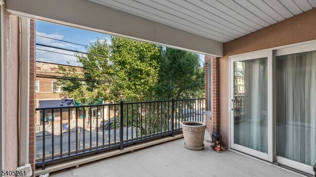 Building Photo - 112 N Broadway