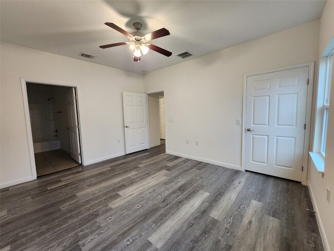 Building Photo - 6306 Red Oak Dr