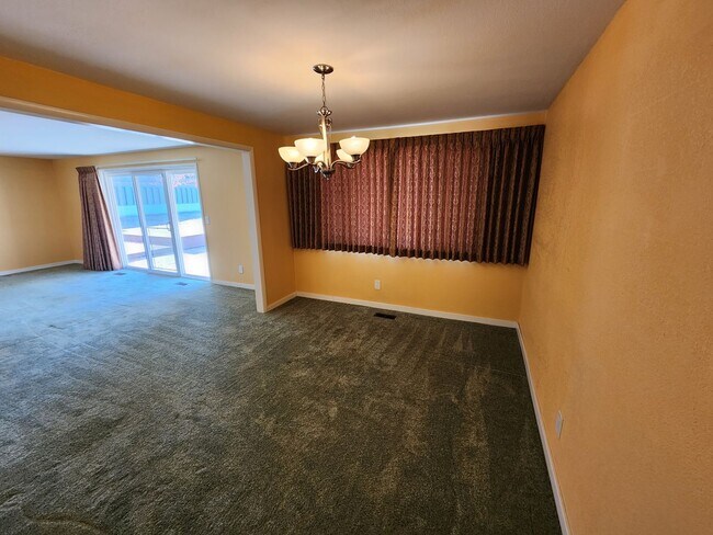 Building Photo - Large 3 bedroom home!