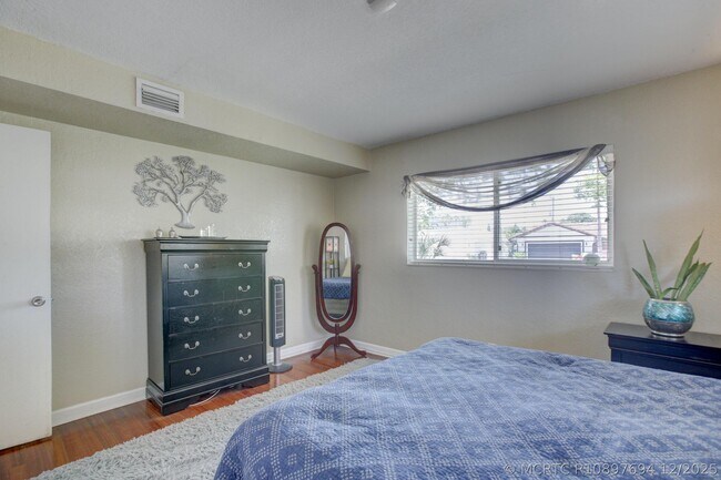 Building Photo - 808 SE 13th Ct