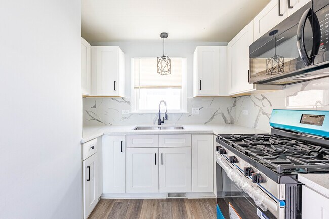 Building Photo - 4914 W 32nd Pl