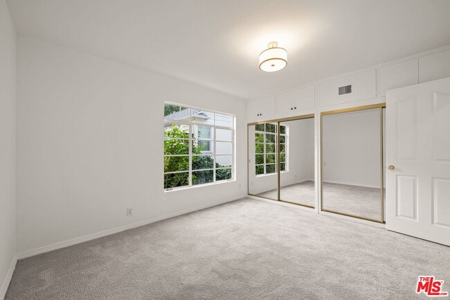Building Photo - 10384 Northvale Rd