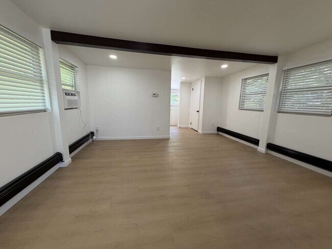 Building Photo - 1 bed/1.5 bath * Great Apt For RWJMS/Rutgers * Students Walk to New Brunswick/Highland Park Night...
