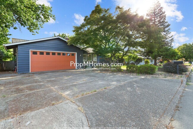 Building Photo - 2560 SE Spruce St