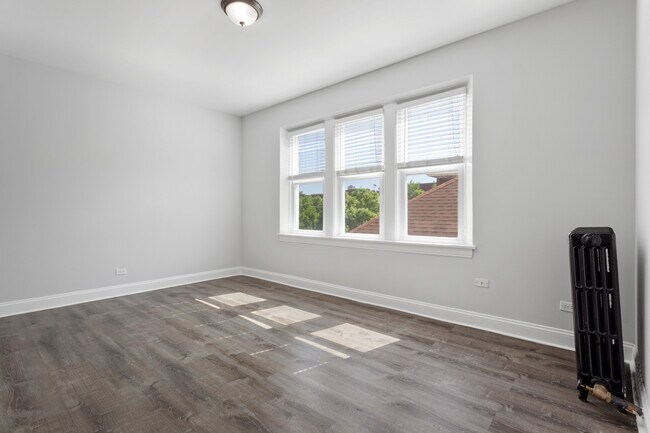 Building Photo - 1608 W Sherwin Ave