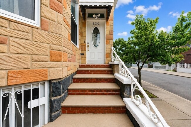 Building Photo - 320 14th St