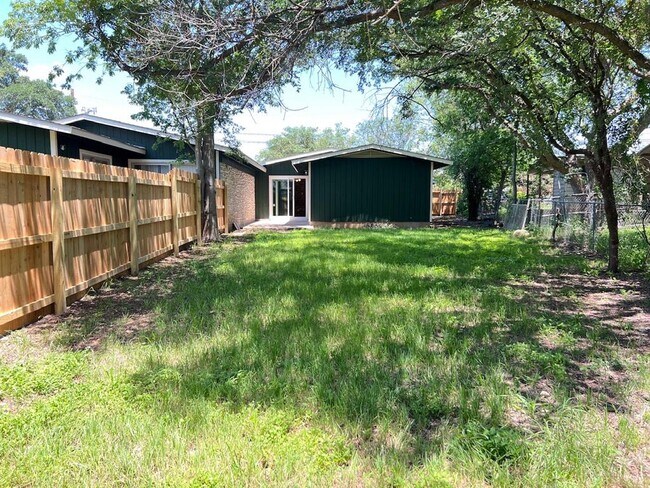 Building Photo - 2305 Western Trails Blvd
