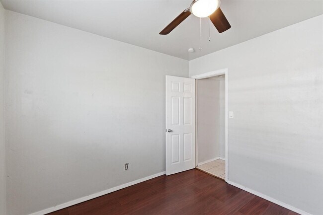 Building Photo - 2609 W Morten Ave