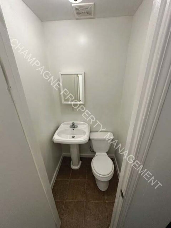 Building Photo - Home in Ruskin Heights