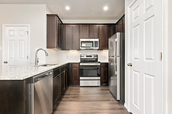 Building Photo - Move-In Ready Luxury Duplex in Converse!