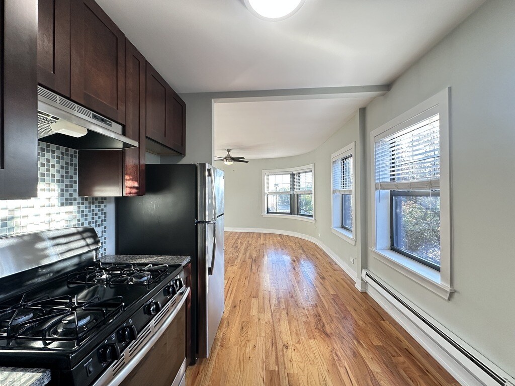 Building Photo - 822 Elm St