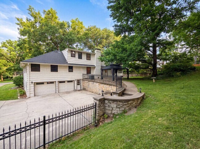 Building Photo - 4321 NW Briarcliff Ln