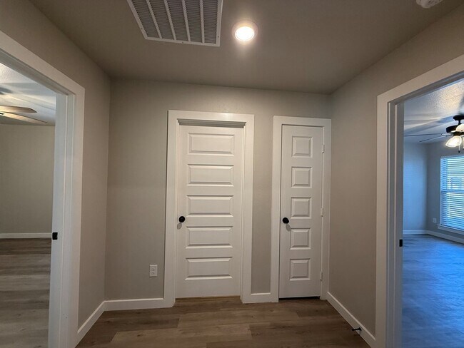 Building Photo - 6101 Poppy Dr