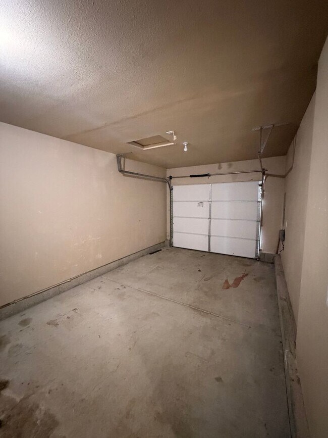 Building Photo - 3-Bedroom Duplex in Lowell