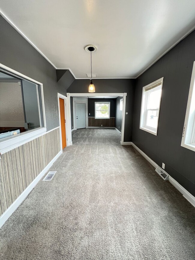 Building Photo - AVAILABLE JUNE - 4 Bed 1 Bath House in the...