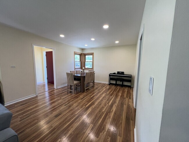 Building Photo - 1431 E Emmerson Ln
