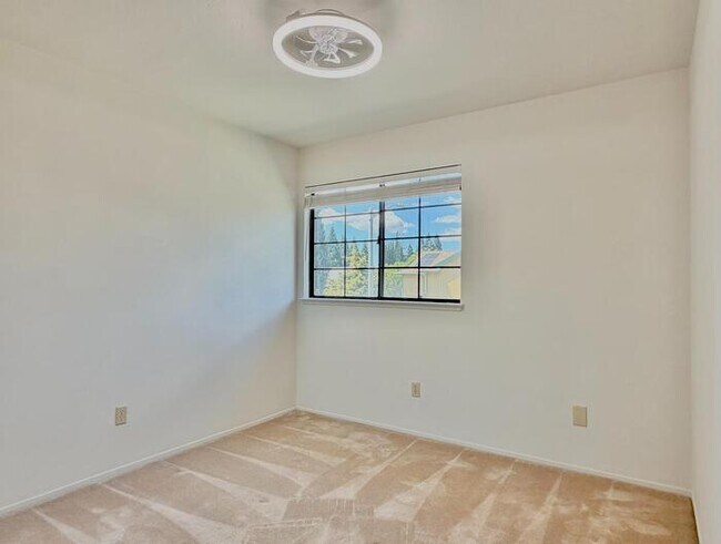 Building Photo - 102 Davis Ct