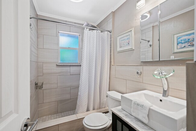 4th Bathroom / Guest Bathroom - 1127 S Osprey Ave